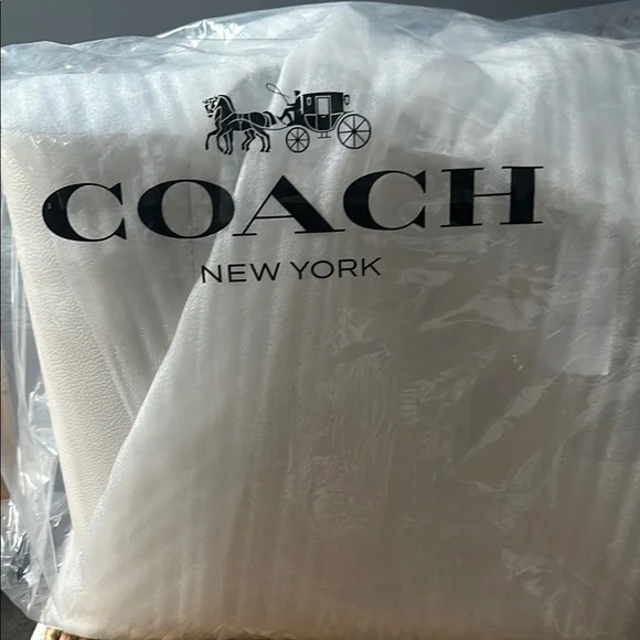 Coach White Textured Tote Bag with Gold Hardware - Picture 4 of 7